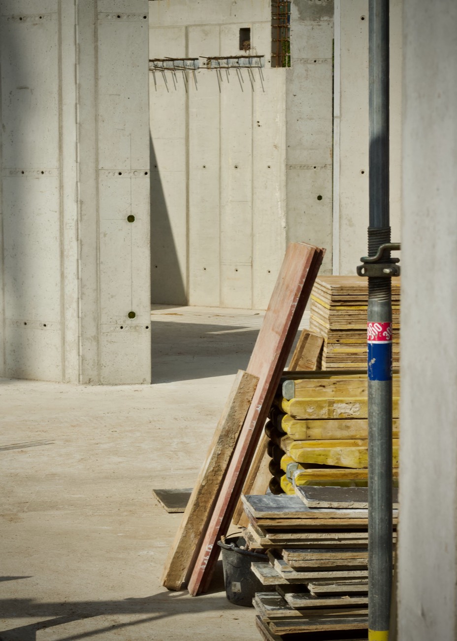 Cantiere edile: strutture in cemento armato e casseforme